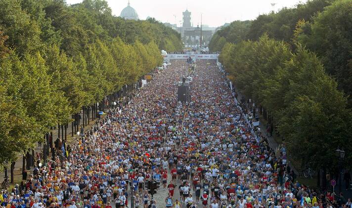 Die Straße des 17. Juni vor dem Brandenburger Tor ist kurz nach dem Start bevölkert von ca. 35 000 Marathonläufern Leichtathletik 30. Internationaler Berlin-Marathon 2003, Stadtmarathon, Citymarathon, Marathonlauf, Langstrecke Totale Berlin Masse,