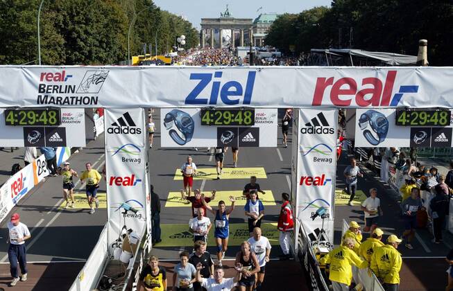 Jubelnde Marathonläufer im Ziel kurz hinter dem Brandenburger Tor Leichtathletik 30. Internationaler Berlin-Marathon 2003, Stadtmarathon, Citymarathon, Marathonlauf, Langstrecke Totale Berlin