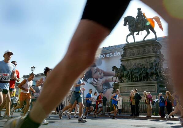 Marathonläufer am Denkmal Friedrich II auf der Prachtstraße Unter den Linden Leichtathletik 30. Internationaler Berlin-Marathon 2003, Stadtmarathon, Citymarathon, Marathonlauf, Langstrecke Totale Berlin