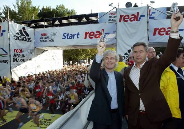 Berlins regierender Bürgermeister Klaus Wowereit (re., Deutschland) und Sir Simon Rattle (England), Chefdirigent der Berliner Philharmoniker, geben den Startschuss für den 30. Berlin-Marathon Leichtathletik 30. Internationaler Berlin-Marathon 2003, Stadtmarathon, Citymarathon, Marathonlauf, Langstrecke Gruppe Berlin
