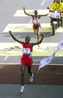 Paul Tergat (vorn) siegt vor Sammy Korir (beide Kenia) Leichtathletik Herren 30. Internationaler Berlin-Marathon 2003, Stadtmarathon, Citymarathon, Marathonlauf, Langstrecke Gruppe Berlin Freude,