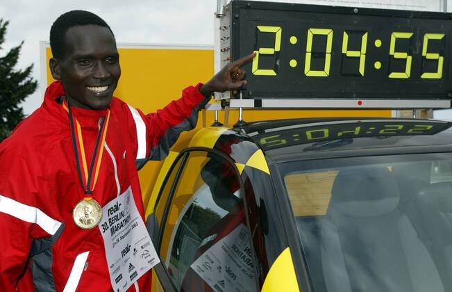Sieger Paul Tergat (Kenia) zeigt stolz auf seine neue Weltrekordzeit von 2:04:55 Stunden Leichtathletik Herren 30. Internationaler Berlin-Marathon 2003, Stadtmarathon, Citymarathon, Marathonlauf, Langstrecke Einzelbild Berlin Freude,
