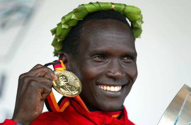 Sieger Paul Tergat (Kenia) präsentiert stolz seine Goldmedaille Leichtathletik Herren 30. Internationaler Berlin-Marathon 2003, Stadtmarathon, Citymarathon, Marathonlauf, Langstrecke Porträt Berlin Glück, Freude,