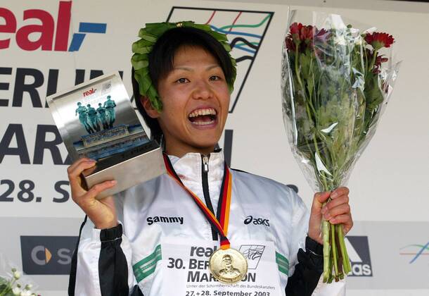 Siegerin Yasuko Hashimoto (Japan) präsentiert ihre Trophäe Leichtathletik Damen 30. Internationaler Berlin-Marathon 2003, Stadtmarathon, Citymarathon, Marathonlauf, Langstrecke Einzelbild Berlin Freude,
