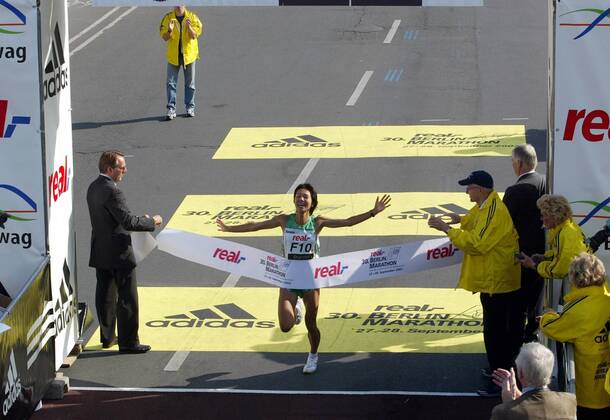 Siegerin Yasuko Hashimoto (Japan) jubelt im Ziel Leichtathletik Damen 30. Internationaler Berlin-Marathon 2003, Stadtmarathon, Citymarathon, Marathonlauf, Langstrecke Totale Berlin Freude,