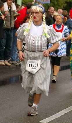 Als Bauernmädel verkleideter Läufer beim Marathon in Köln Leichtathletik Herren Köln-Marathon 2003, Stadtmarathon, Citymarathon, Marathonlauf, Langstrecke Einzelbild Köln