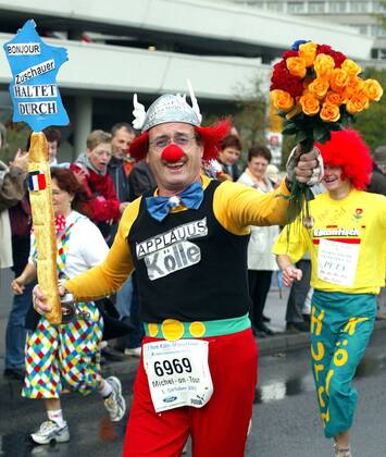 Ein als französischer Clown verkleideter Läufer animiert die Zuschauer beim Marathon in Köln Leichtathletik Herren Köln-Marathon 2003, Stadtmarathon, Citymarathon, Marathonlauf, Langstrecke Einzelbild Köln