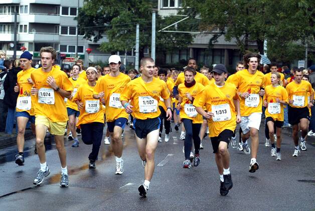 Eine ganze Schulklasse versucht sich beim Köln-Marathon Leichtathletik Köln-Marathon 2003, Stadtmarathon, Citymarathon, Marathonlauf, Langstrecke Totale Köln Dynamik,
