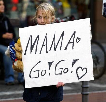 Eine liebende Tochter feuert ihre Mutter mit einem Plakat an: Mama Go Go! Leichtathletik Damen Köln-Marathon 2003, Stadtmarathon, Citymarathon, Marathonlauf, Langstrecke Einzelbild Köln