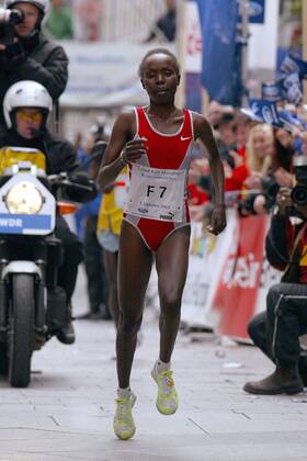 Tegla Loroupe (Kenia) Leichtathletik Damen Köln-Marathon 2003, Stadtmarathon, Citymarathon, Marathonlauf, Langstrecke Einzelbild Köln Dynamik,
