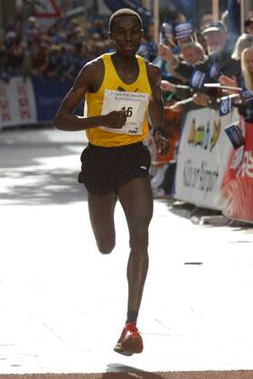 Sieger Benjamin Rotich (Kenia) bei der Zielankunft Leichtathletik Herren Köln-Marathon 2003, Stadtmarathon, Citymarathon, Marathonlauf, Langstrecke Einzelbild Köln Dynamik,