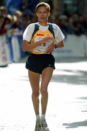 Manuela Zipse (LC-Rothaus-Breisgau Deutschland) wird Zweite Leichtathletik Damen Köln-Marathon 2003, Stadtmarathon, Citymarathon, Marathonlauf, Langstrecke Einzelbild Köln