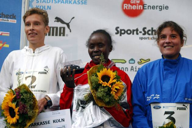 Siegerehrung mit Siegerin Tegla Loroupe (Kenia, Mitte), der Zweitplatzierten Manuela Zipse (li., LC-Rothaus-Breisgau) und Ines Cronjäger (LG Hannover beide Deutschland) Leichtathletik Damen Köln-Marathon 2003, Stadtmarathon, Citymarathon, Marathonlauf, Langstrecke Gruppe Köln Freude,