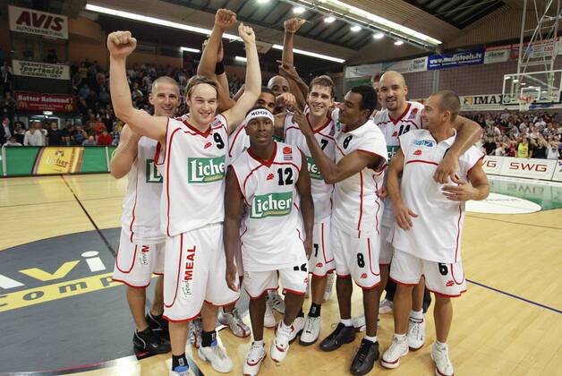 Schlußjubel Gießen, v. li.: Jason Maile, Logo Gunnarsson, John Thomas, David Graves, Adamou, Florian Hartenstein und Sebastian Szymanski (alle Gießen) Basketball 1. BL Herren BBL 2003 2004, Gießen 46ers, Vdig Gruppe Gießen Begeisterung, Freude,