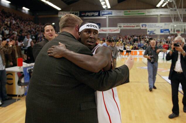 John Thomas (re.) umarmt Manager Jens Ihle (beide Gießen) Basketball 1. BL Herren BBL 2003 2004, Gießen 46ers, Vdig Gruppe Gießen Begeisterung, Freude,