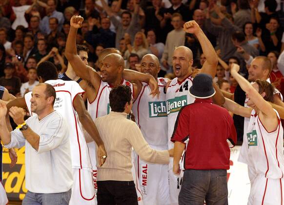 Schlußjubel Gießen: v. li.: Wilbur Johnson, Mike Mitchell und Florian Hartenstein (alle Gießen) freuen sich mit ihren Fans Basketball 1. BL Herren BBL Saison 2003 2004, Gießen 46ers, Vdig Gruppe Gießen Begeisterung, Freude,