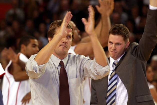 Trainer Chris Finch (li.) und Co-Trainer Thorsten Leibenath (beide Gießen) bedanken sich bei den Anhängern Basketball 1. BL Herren BBL Saison 2003 2004, Gießen 46ers, Vdig Gruppe Gießen Begeisterung, Freude,