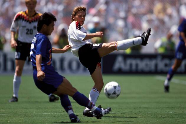 Thomas Häßler (re., Deutschland) Fußball WM Herren Weltmeisterschaft 1994, Länderspiel, Nationalmannschaft, Nationalteam, Nationaltrikot, Vdia Gruppe Dallas Dynamik,