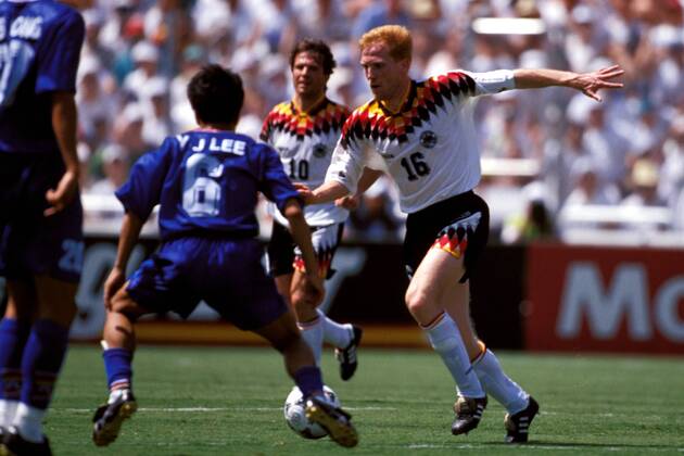 Matthias Sammer (re., Deutschland) gegen Young Jin Lee (Südkorea) Fußball WM Herren Weltmeisterschaft 1994, Länderspiel, Nationalmannschaft, Nationalteam, Nationaltrikot, Vdia Gruppe Dallas