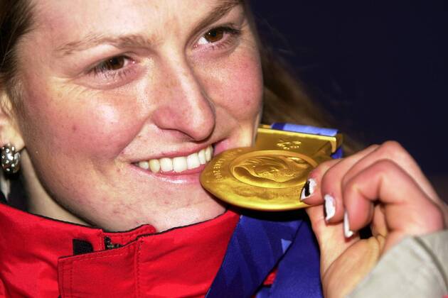 Olympiasiegerin Janica Kostelic (Kroatien) beißt herzhaft zu Alpiner Skilauf OS Winter Damen Olympische Winterspiele 2002, Olympia, Olympiade, Spiele, Ski Alpin, Skisport, Kombination, Slalom Porträt Salt Lake City Utah Freude,