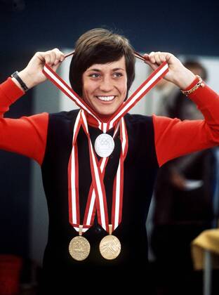 Die zweifache Olympiasiegerin Rosi Mittermaier (BR Deutschland) mit ihren Medaillen - auch für die Silbermedaille ist noch Platz Alpiner Skilauf OS Winter Damen Olympische Winterspiele 1976, Olympia, Olympiade, Spiele, Ski Alpin, Skisport, Vdia Einzelbild Innsbruck