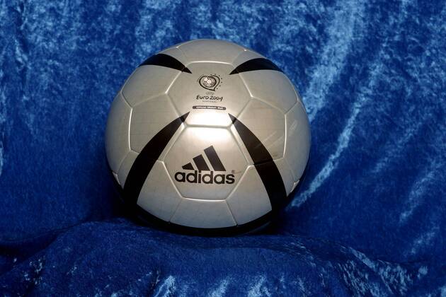Adidas Roteiro - der offizielle Spielball der Euro 2004 Fußball EM Herren Vorschau Europameisterschaft 2003, Studio, Fotostudio, Studioaufnahme, Vdig Einzelbild Mainz