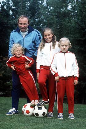 Uwe Seeler mit seinen Töchtern, v. li.: Kerstin, Helle und Frauke Fußball Herren Privat 1972 Gruppe Aufnahmedatum geschätzt, Kind, Kinder Freude,