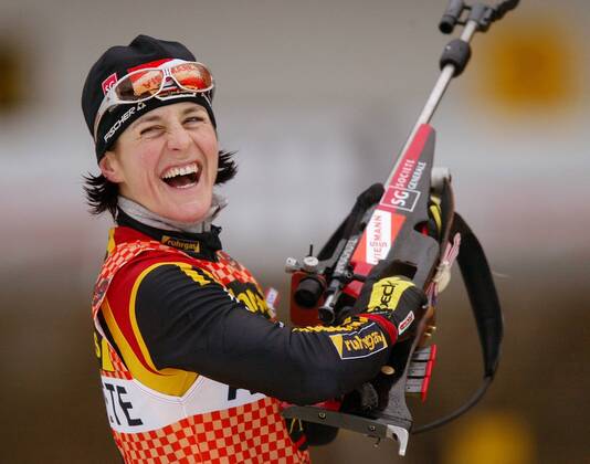 Uschi Disl (Deutschland) stellt ihr fröhliches Naturell unter Beweis Biathlon Damen Weltcup 2003 2004, Welt-Cup, Wordcup, World, WC, Training Einzelbild Hochfilzen Freude