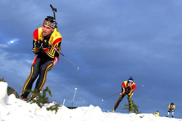 Michael Greis (li.) und Jörn Wollschläger (beide Deutschland) Biathlon Herren Weltcup 2003 2004, Welt-Cup, Worldcup, World, WC, Vdig Gruppe 10km Sprint, 10 km, Kilometer Hochfilzen