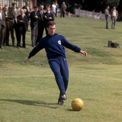 Franz Beckenbauer (BR Deutschland) am Ball Fußball WM Herren DEUTSCHSPRACHIGE SPORTZEITSCHRIFTEN UND -ZEITUNGEN NUR NACH RÜCKSPRACHE, Weltmeisterschaft 1966 Einzelbild Nationalmannschaft, Nationalteam, BRD Dynamik,