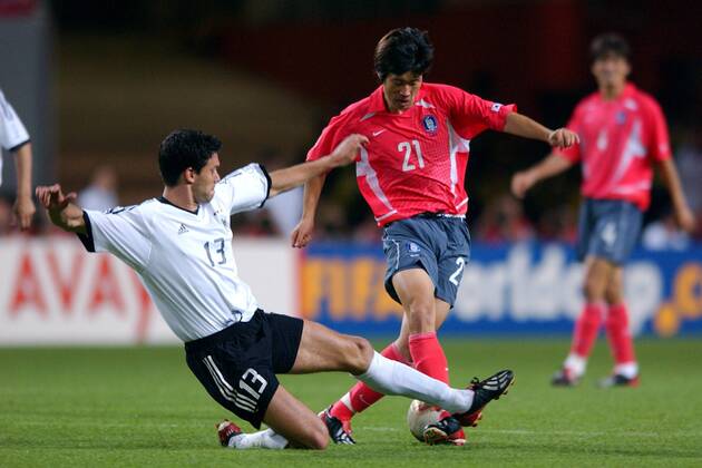 Michael Ballack (Deutschland, li.) grätscht Park Ji Sung (Südkorea) ab Fußball WM Herren Weltmeisterschaft 2002, Länderspiel, Halbfinale, Nationalmannschaft, Nationalteam, Nationaltrikot Gruppe Seoul Dynamik, Kampf,