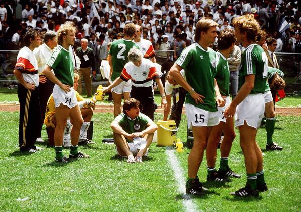 Miese Stimmung nach der Finalniederlage v.re.: Ditmar Jakobs, Klaus Augenthaler, Physiotherapeut Adolf Katzenmaier hinter Klaus Allofs, Schumacher, Wolfgang Rolff enttäuscht Fußball WM Herren Weltmeisterschaft 1986, Länderspiel, Finale, Endspiel, Nationalmannschaft, Nationalteam, Vneg Gruppe Mexico-City, Mexiko-Stadt Enttäuschung,