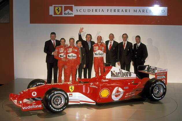 Team Scuderia Ferrari während der Präsentation des neuen F2004, v.li.: Technikdirektor Ross Brawn (England), Testfahrer Luca Badoer (Italien), Rubens Barrichello (Brasilien, Teamchef Jean Todt (Frankreich, Präsident Luca di Montezemolo (Italien), ... Motorsport Grand Prix Herren Formel 1 Weltmeisterschaft 2004, F1, F, GP, WM, Vorstellung, Präsentation, Pressetermin, Vdia Gruppe Maranello