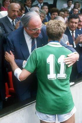 Bundeskanzler Helmut Kohl (CDU) gratuliert Karl Heinz Rummenigge (beide BRD) zur Vizeweltmeisterschaft Fußball WM Herren Weltmeisterschaft 1986, Länderspiel, Finale, Endspiel, Nationalmannschaft, Nationalteam Gruppe Mexiko Stadt, Mexico City Harmonie Freude,