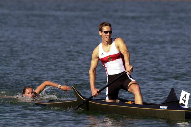 Wahre Geschwisterliebe: Andreas Dittmer (Deutschland) lässt seine Schwester Anja schwimmen Kanu OS Sommer Herren Olympische Sommerspiele 2000, Olympia, Olympiade, Spiele, Canadier, Einercanadier, Einer, 1er, 1 er Gruppe Sydney