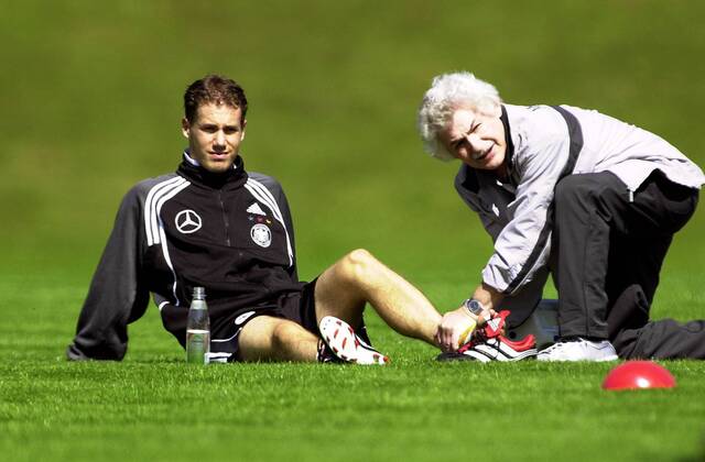Physiotherapeut Adolf Katzenmaier (re.) versorgt den Fuß von Lars Ricken (beide Deutschland) Fußball Herren Nationalmannschaft 2001, Nationalteam, Trainingslager, Training, Nationalmannschaftstraining Gruppe Wolfratshausen