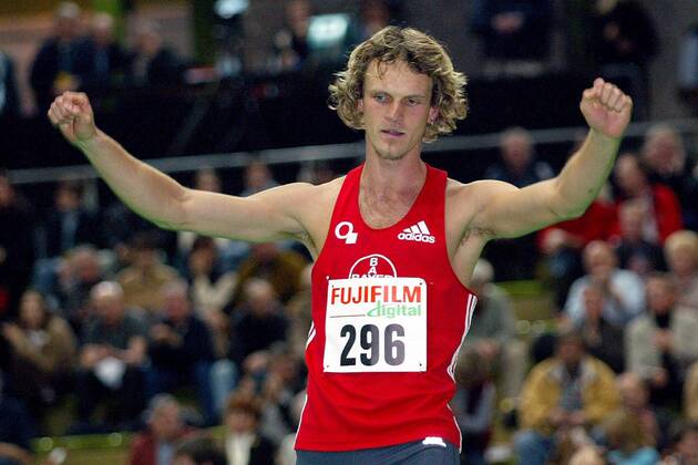 Roman Fricke (TSV Bayer Leverkusen Deutschland) freut sich über seinen Sieg Leichtathletik LM Herren Deutsche Hallenmeisterschaft 2004, DM, Meisterschaft, Landesmeisterschaft, Halle, Indoor, Vdig Einzelbild Dortmund Freude,