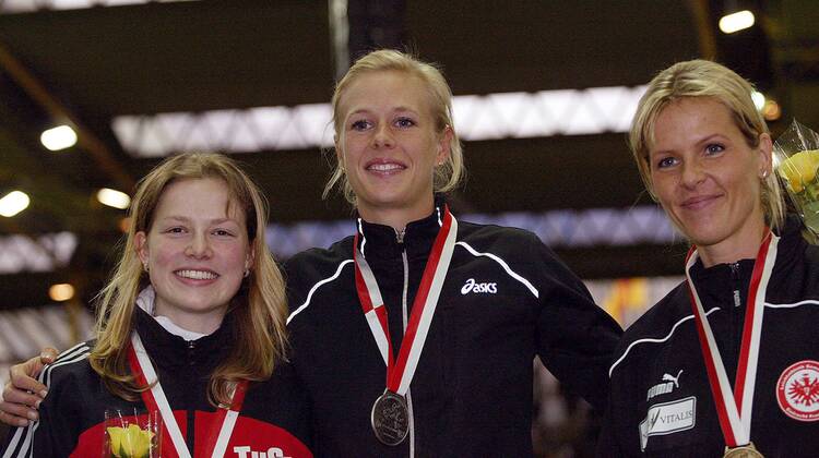 Siegerehrung Weitsprung, v.li. Siegerin Sophie Krauel (TuS Jena), Bianca Kappler (LC asics Rehlingen) und Susen Tiedtke (LG Eintracht Frankfurt, alle Deutschland) Leichtathletik LM Damen Deutsche Hallenmeisterschaft 2004, DM, Meisterschaft, Landesmeisterschaft, Halle, Indoor, Vdig Gruppe Dortmund Freude,