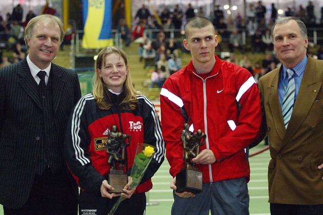 Weitspringerin Sophie Krauel (TuS Jena) und Sprinter Sebastian Ernst (FC Schalke 04, beide Deutschland) werden mit dem Jugendpreis des Vereins Freunde der Leichtathletik ausgezeichnet, li. DLV-Präsident Clemens Prokop Leichtathletik LM Damen Deutsche Hallenmeisterschaft 2004, DM, Meisterschaft, Landesmeisterschaft, Halle, Indoor, Vdig Gruppe Dortmund