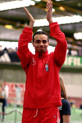 Charles Friedek (TSV Bayer Leverkusen Deutschland) bedankt sich bei den Anhängern Leichtathletik LM Herren Deutsche Hallenmeisterschaft 2004, DM, Meisterschaft, Landesmeisterschaft, Halle, Indoor, Vdig Einzelbild Dortmund Freude,