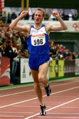 Jan Fitschen (TV Wattenscheid 01 Deutschland) jubelt beim Zieleinlauf Leichtathletik LM Herren Deutsche Hallenmeisterschaft 2004, DM, Meisterschaft, Landesmeisterschaft, Halle, Indoor, Vdig Einzelbild Dortmund Freude,