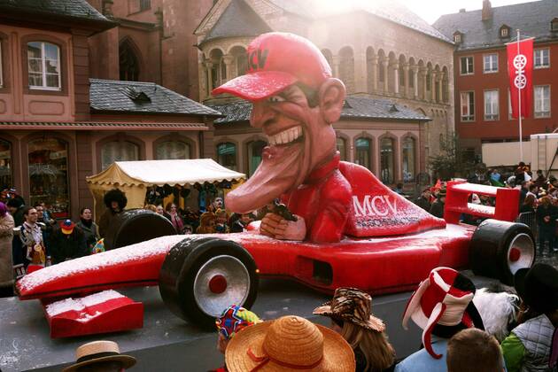 Motivwagen Kinn of the Road - Michael Schumacher wird während des Rosenmontagsumzugs in Mainz zur Belustigung durch die Straßen geführt Motorsport Herren Karneval 2004, Fasching, Rosenmontag, Umzug, Faschingsumzug, Vdig Totale Mainz Komik,