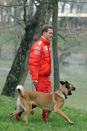Michael Schumacher (Deutschland Ferrari) geht mit seinem Hund Gassi Motorsport Herren Formel 1 2004, F1, F, Freizeit, Vdig Einzelbild Imola