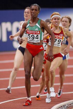 Berhane Adere (Äthiopien) vor Dominguez (Spanien) Leichtathletik WM Damen 10. IAAF Hallen-Weltmeisterschaft 2004, Hallenweltmeisterschaft, Halle, Indoor, Nationaltrikot Gruppe Budapest Dynamik,