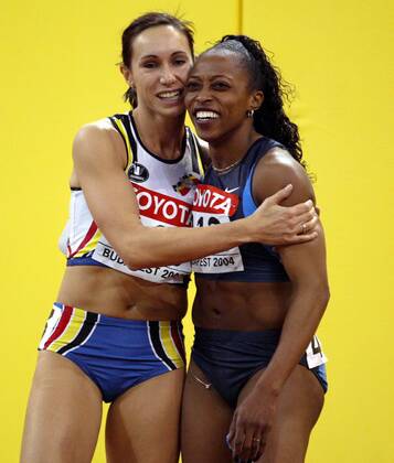 Kim Gevaert (Belgien, li.) gratuliert Weltmeisterin Gail Devers (USA) zum Sieg Leichtathletik WM Damen 10. IAAF Hallen-Weltmeisterschaft 2004, Hallenweltmeisterschaft, Halle, Indoor, Nationaltrikot Gruppe Budapest Freude,