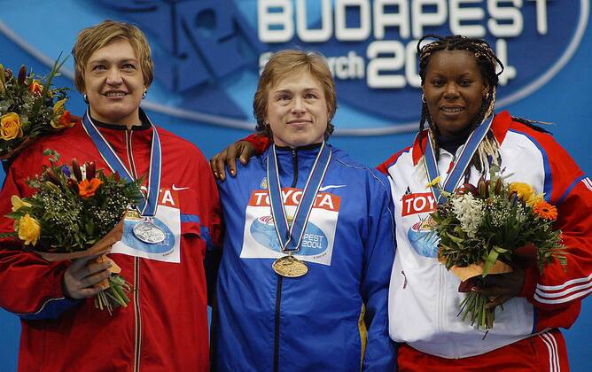 Weltmeisterin Vita Pavlysh (Ukraine, Mitte), Svetlana Krivelyova (Rußland) und Yumileidi Cumba (Kuba) - Siegerehrung Leichtathletik WM Damen 10. IAAF Hallen-Weltmeisterschaft 2004, Hallenweltmeisterschaft, Halle, Indoor Gruppe Kriwelyowa, Wita, Pawlysh, Pavlysch, Pawlysch Budapest, Pavlish, Pawlish, Pavlisch, Pawlisch
