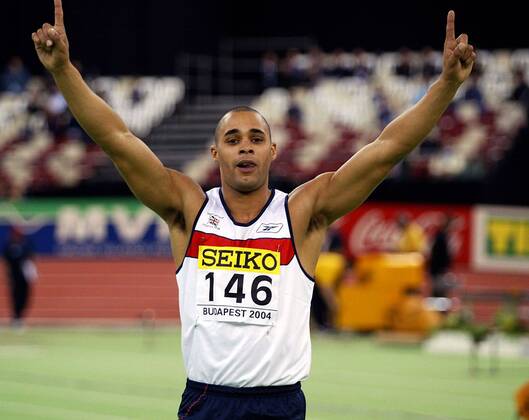 Weltmeister Jason Gardener (Großbritannien) - Siegesjubel Leichtathletik WM Herren 10. IAAF Hallen-Weltmeisterschaft 2004, Hallenweltmeisterschaft, Halle, Indoor, Nationaltrikot Einzelbild Budapest Freude,