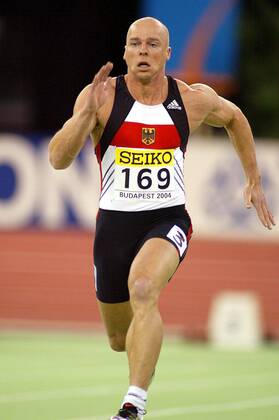 Ronny Ostwald (Deutschland) Leichtathletik WM Herren 10. IAAF Hallen-Weltmeisterschaft 2004, Hallenweltmeisterschaft, Halle, Indoor, Nationaltrikot Einzelbild Budapest Dynamik,