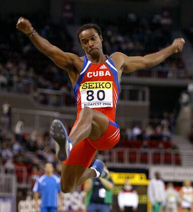 Ivan Pedroso (Kuba) - Flugphase Leichtathletik WM Herren 10. IAAF Hallen-Weltmeisterschaft 2004, Hallenweltmeisterschaft, Halle, Indoor, Nationaltrikot Einzelbild Budapest Dynamik,