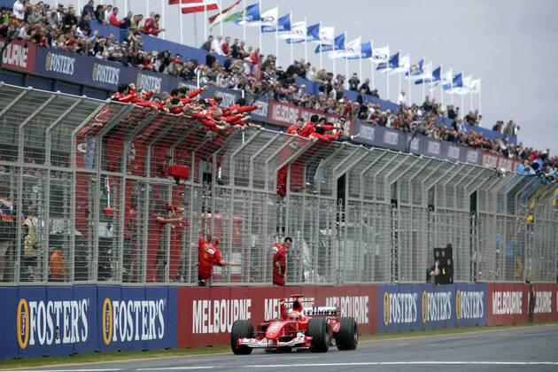 Michael Schumacher (Deutschland Ferrari) lässt sich von seiner Boxencrew während der Zieleinfahrt feiern Motorsport Grand Prix Herren Großer Preis von Australien 2004, Formel 1 Weltmeisterschaft, F1, F, GP, WM, Vdig Totale Albert Park Melbourne Freude, Begeisterung,